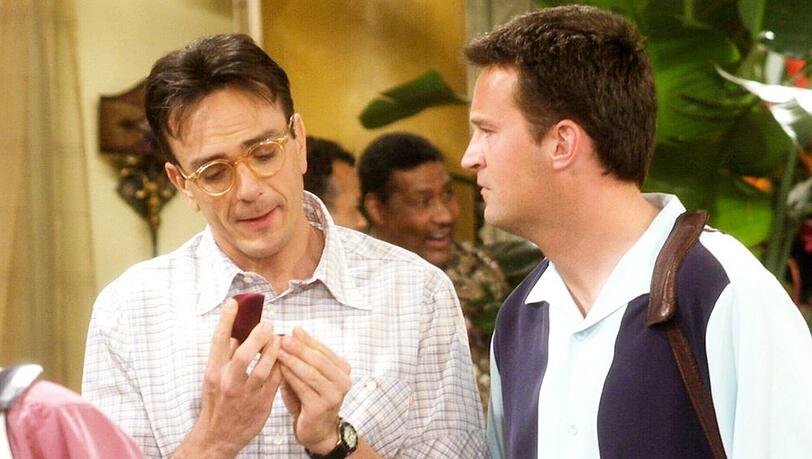 Nicht nur Kollegen, auch echte Freunde: Hank Azaria und Matthew Perry (r.) in "Friends".