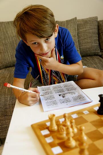 "Spannender als Schule": Moritz spielt nicht nur viel Schach, er löst auch jeden Tag knifflige Schach-Aufgaben in seinem Übungsheft.