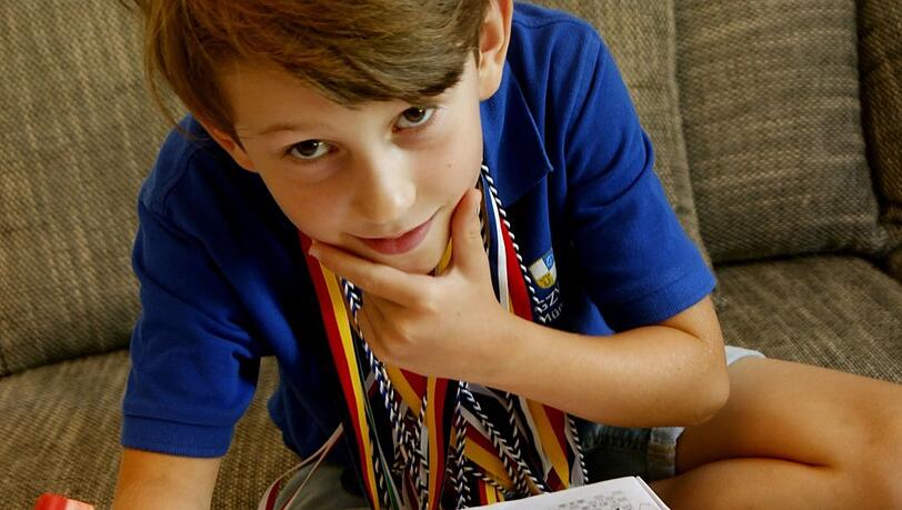 "Spannender als Schule": Moritz spielt nicht nur viel Schach, er löst auch jeden Tag knifflige Schach-Aufgaben in seinem Übungsheft. "Spannender als Schule": Moritz spielt nicht nur viel Schach, er löst auch jeden Tag knifflige Schach-Aufgaben in seinem Übungsheft.