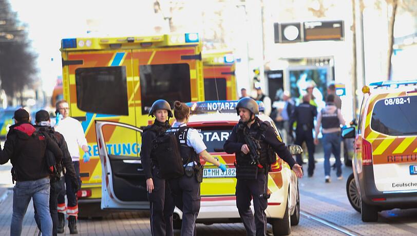 In der Mannheimer Innenstadt ist ein Fahrzeug in eine Menschenmenge gefahren. Dabei kamen zwei Menschen ums Leben.