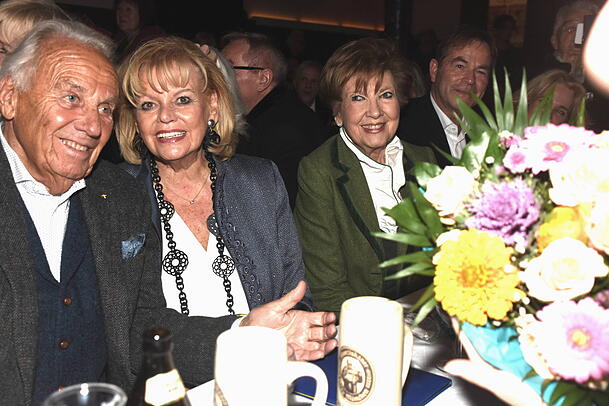 Sie sind Nachbarn in Grünwald und sitzen auch beim Sigi-Sommer-Taler an einem Tisch: Wirte-Paar Günter (v.l.) und Margot Steinberg mit Moderatorin Carolin Reiber.