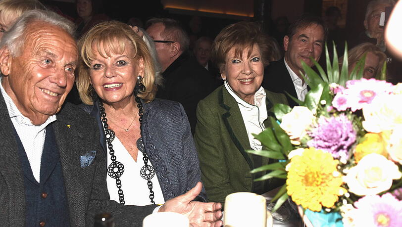 Sie sind Nachbarn in Grünwald und sitzen auch beim Sigi-Sommer-Taler an einem Tisch: Wirte-Paar Günter (v.l.) und Margot Steinberg mit Moderatorin Carolin Reiber.