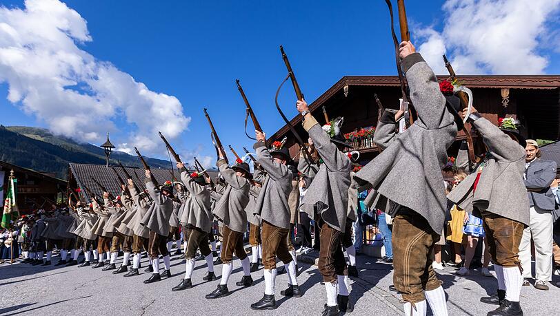 Werden k&uuml;nftig auch Frauen Salutsch&uuml;sse abgeben? (Archivbild)