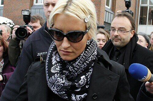 Von Journalisten belagert: Sarah Connor stand bei ihrem Scheidungstermin alleine da