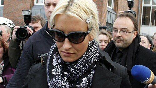 Von Journalisten belagert: Sarah Connor stand bei ihrem Scheidungstermin alleine da Von Journalisten belagert: Sarah Connor stand bei ihrem Scheidungstermin alleine da