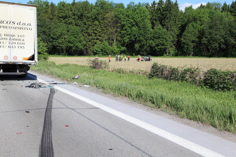 Schwerer Unfall auf der A 8: Ein Audi rast ins Stauende. Der Fahrer kommt ums Leben. Die Bilder
