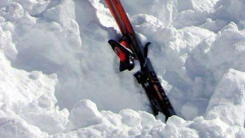 Ein Mann hat in den französischen Alpen eine ganze Nacht unter einer Lawine überlebt Ein Mann hat in den französischen Alpen eine ganze Nacht unter einer Lawine überlebt