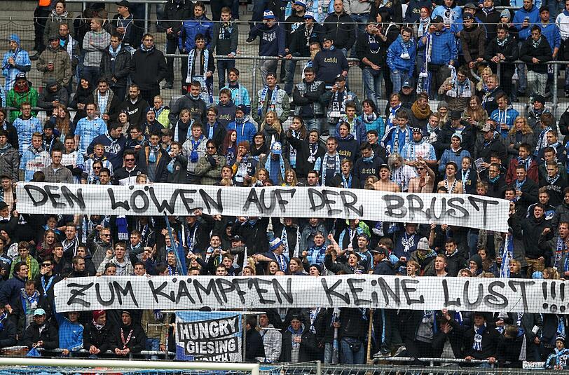"Den Löwen auf der Brust, zum Kämpfen keine Lust" - die Löwen-Fans gegen Bielefeld.