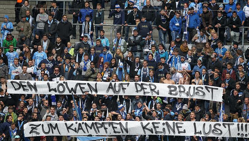 "Den Löwen auf der Brust, zum Kämpfen keine Lust" - die Löwen-Fans gegen Bielefeld. "Den Löwen auf der Brust, zum Kämpfen keine Lust" - die Löwen-Fans gegen Bielefeld.