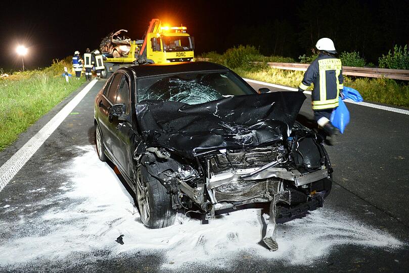 Der Wagen der Merdesfahrers: Der 26-Jähriger ist mit hoher Geschwindigkeit in das Familienauto gerast.