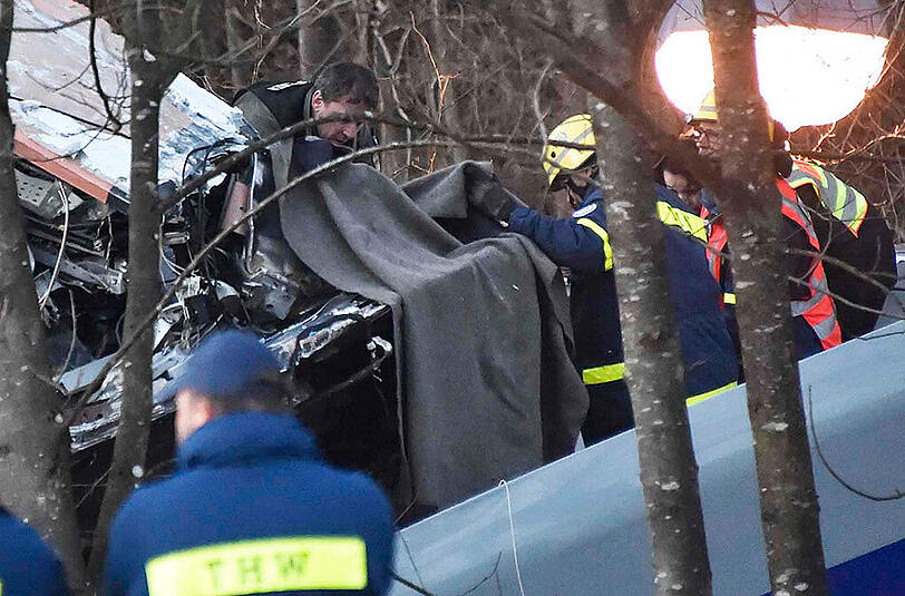 So kompliziert verläuft die Bergung der ineinander verkeilten Unglückszüge.