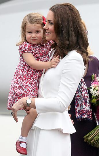 Prinzessin Charlotte fühlt sich auf dem Arm ihrer Mutter pudelwohl