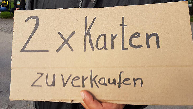 Das Warten auf die alten Herren. Vor Beginn des Konzerts der Rolling Stones in München stehen Fans vor dem Olympiastadion.