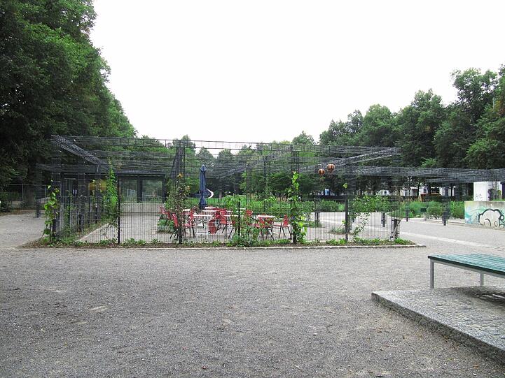 An der Postwiese wurde die Pergola ausgetauscht und der Bodenbelag erneuert.