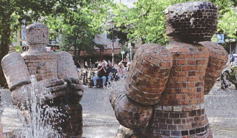 Der Brunnen vor dem Kaufhof: das "Steinerne Paar" von Klaus Schultze.