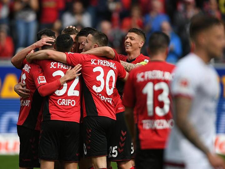 Freiburgs Spieler feiern den klaren Heimsieg gegen Nürnberg.
