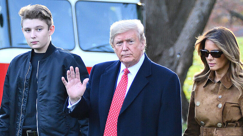 Barron, Donald und Melania Trump vor dem Weißen Haus