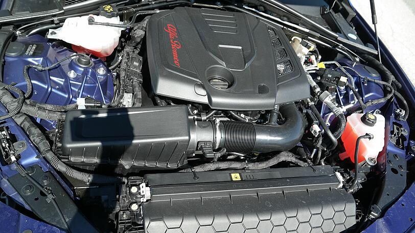Der Zweiliter-Turbobenziner produziert 280 putzmuntere Pferdestärken.