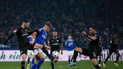 Schalkes Keke Topp (M) kämpft mit Greuter Fürths Branimir Hrgota (l) und Oussama Haddadi um den Ball.