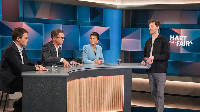Zur wirtschaftlichen und sozialen Lage in Deutschland diskutierten Carsten Schneider (SPD), der Beauftragte der Bundesregierung für Ostdeutschland, CDU-Generalsekretär Carsten Linnemann und Sahra Wagenknecht, Führungsfigur der neuen BSW, bei Moderator Klamroth (von links).