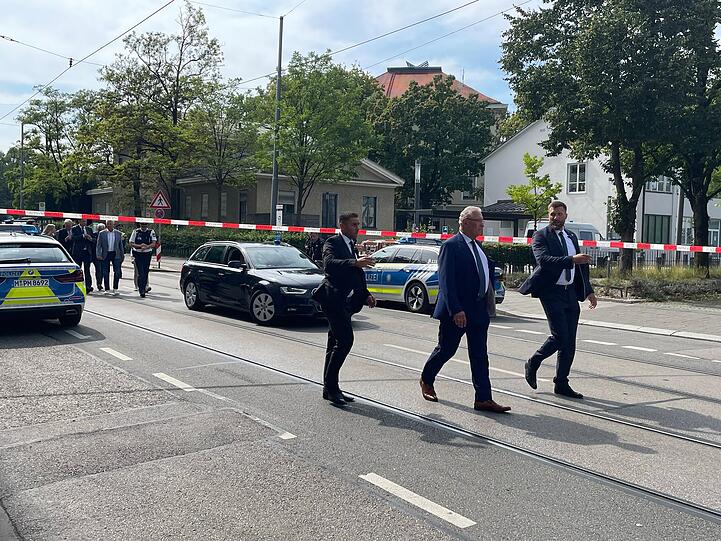 Joachim Herrmann, Innenminister von Bayern, auf dem Weg zur Pressekonferenz. Dort sagte er, dass "möglicherweise ein Anschlag auf das israelische Generalkonsulat geplant" gewesen sei.