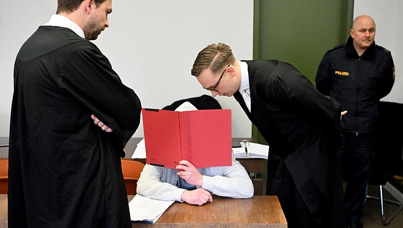 Der Angeklagte mit seinen Anw&auml;lten Johannes Makepeace und Andreas Remiger.