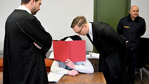 Der Angeklagte mit seinen Anw&auml;lten Johannes Makepeace und Andreas Remiger.