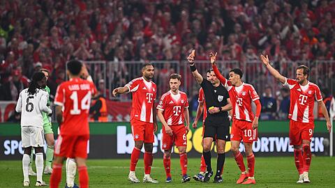 Die Schl&uuml;sselszene: Schiedsrichter Slavko Vinčić zeigt Reals Eduardo Camavinga (l) Gelb-Rot.