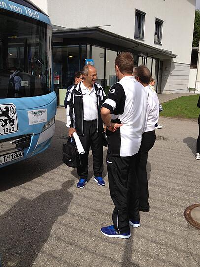 Das Trainerteam wartet auf die Abfahrt.