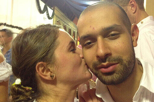 Wiesn? Nur gemeinsam! Tobias Karpf (28) und Nadine Mayer (26): &bdquo;Wir sind seit zwei Jahren in einer Beziehung und waren seitdem nur noch zusammen auf dem Oktoberfest. Wir sind immer noch sehr verliebt und genießen es, hier zusammen Spaß zu haben.&ldquo;