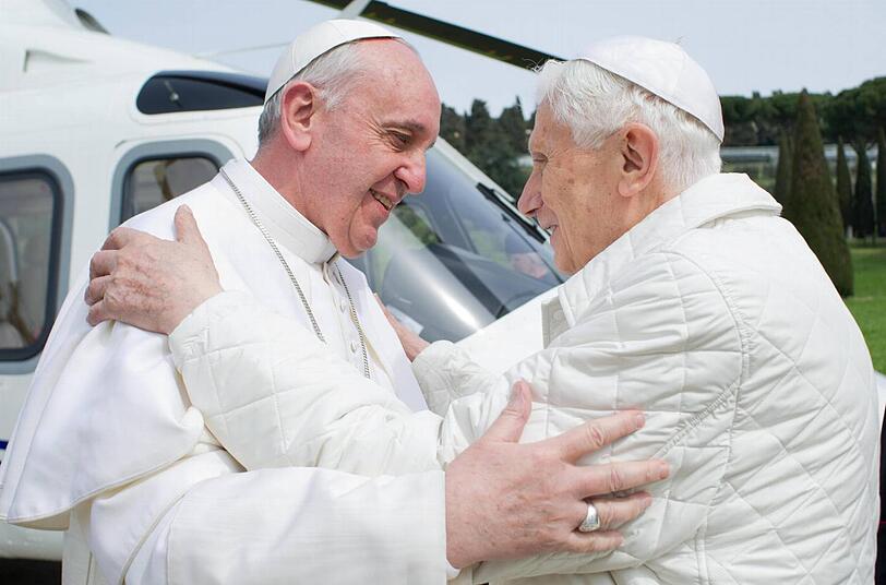 Einer seiner ersten Besuche führte ihn zu seinem zurückgetretenen Vorgänger Benedikt XVI. nach Castel Gandolfo.