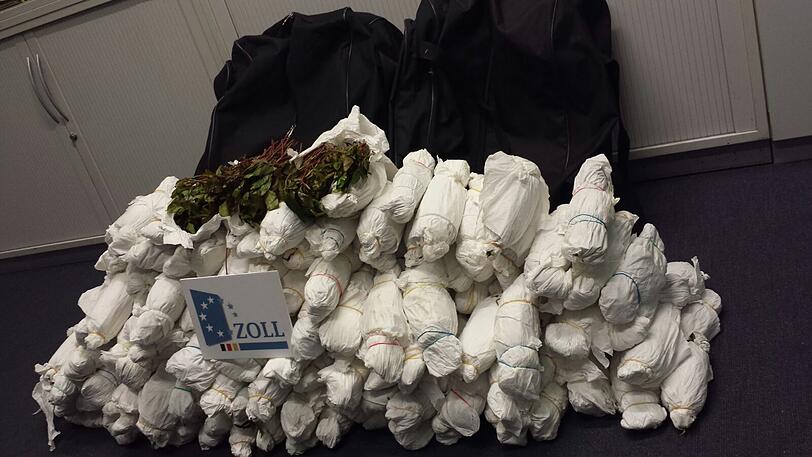 Besonders gut versteckt waren die Drogen nicht. Der Zoll fand allein in der letzten Woche 450 Kilogramm Khat bei Fluggästen am Münchner Flughafen.