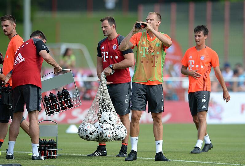 Bei der Hitze hilft nur Trinken. Holger Badstuber macht's vor.