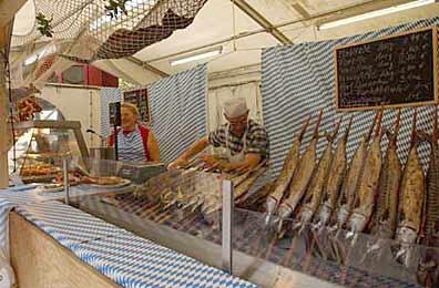 Auch Steckerlfisch auf hanseatisch gibt's auf dem Fischmarkt.