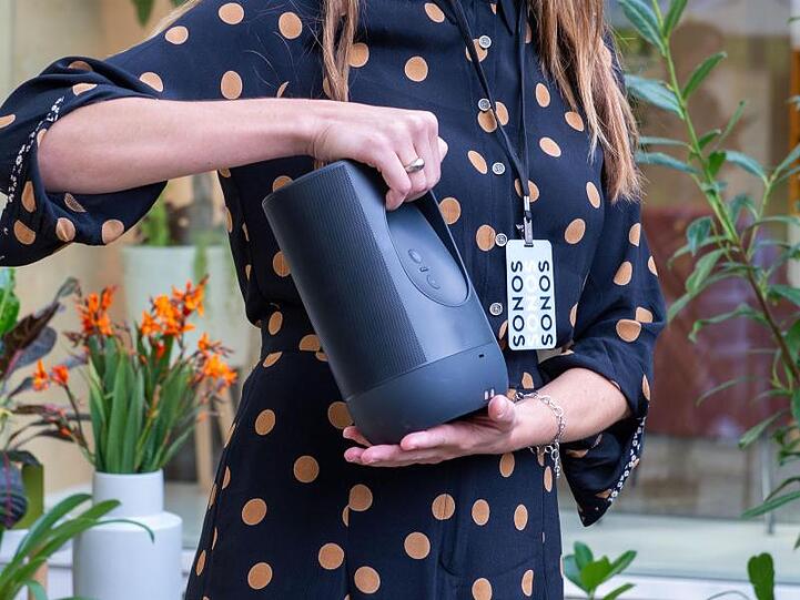 Der Lautsprecher-Spezialist Sonos wird mit Bluetooth-Lautsprecher mobil.