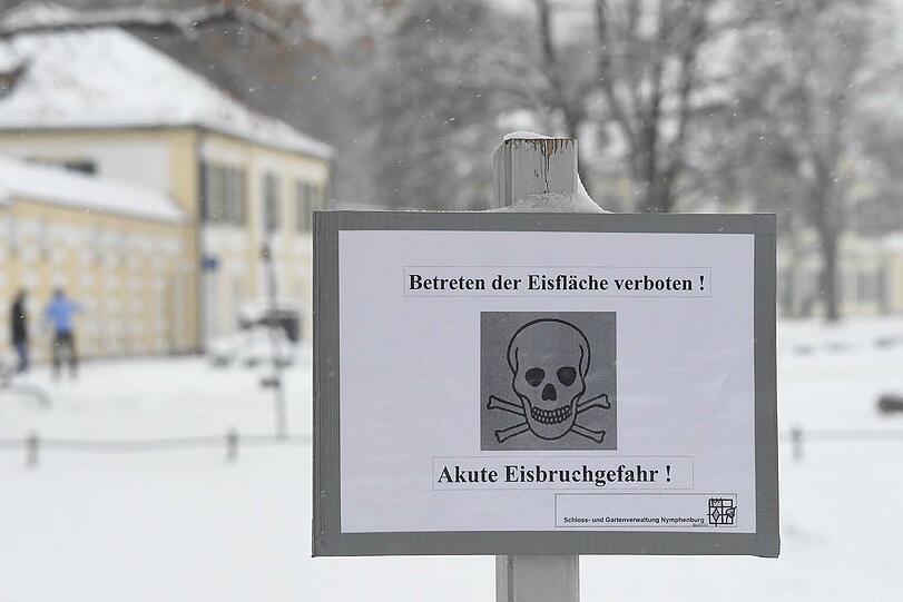 Warnschilder weisen am Schlosskanal auf die Einbruchgefahr hin.