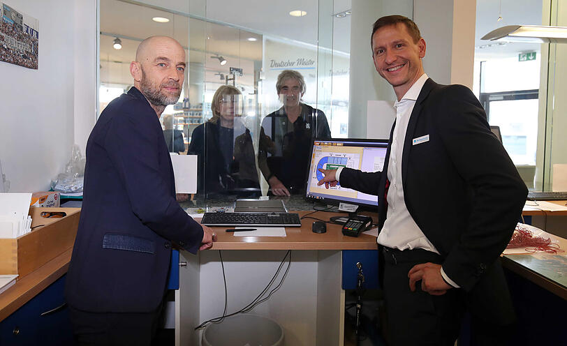 Ticketverkäufer: Günther Gorenzel (l.) und Marc-Nicolai Pfeifer.