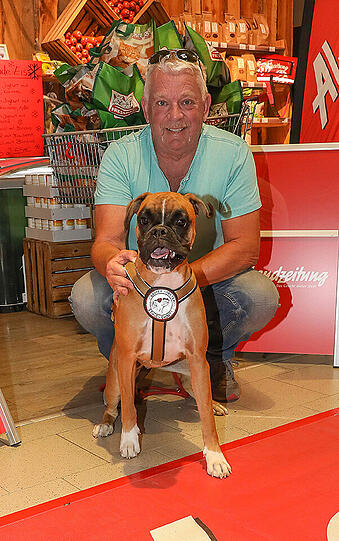 Udo Beckert mit Sira gewannen ebenfalls Hundespielzeug und Leckerlis.