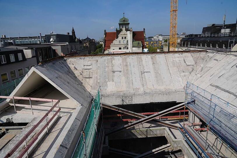 Blick zum Künstlerhaus: Für die Mieter der beiden obersten Geschosse wird eine Dachterrasse gebaut.