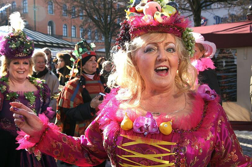 So feiert München Fasching auf dem Viktualienmarkt - sehen Sie hier die Bilder...