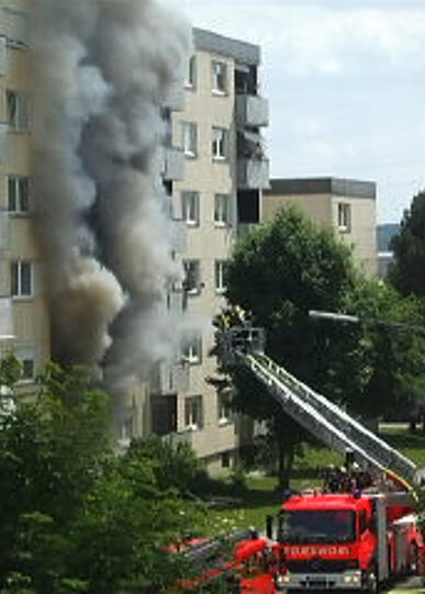 Drei Bewohner bei Explosion in Haus verletzt: In Altdorf ist eine Wohnung in die Luft geflogen. Die Bilder.