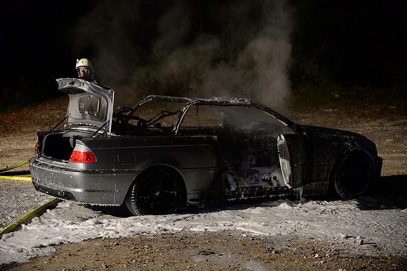 Auf der B 306 bei Siegsdorf brannte ein BMW-Cabrio völlig aus. Der Fahrer konnte sich in letzter Sekunde retten. Die Bilder vom Feuerwehreinsatz.