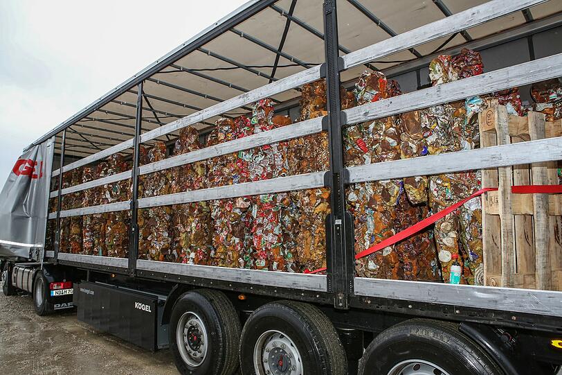 Fotoshooting mit dem Künstler HA Schult,dessen Installation "Trash People", ab 24. November auf dem Festivalgelände des Tollwood-Winterfestivals zu sehen ist.