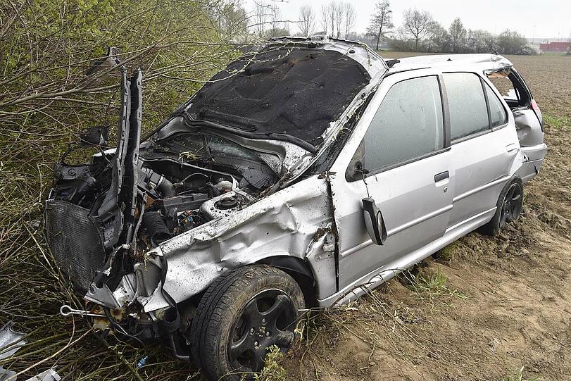 Erst nach 30 Metern kommt der Wagen zum stehen. Die Bilder vom spektakulären Unfall.