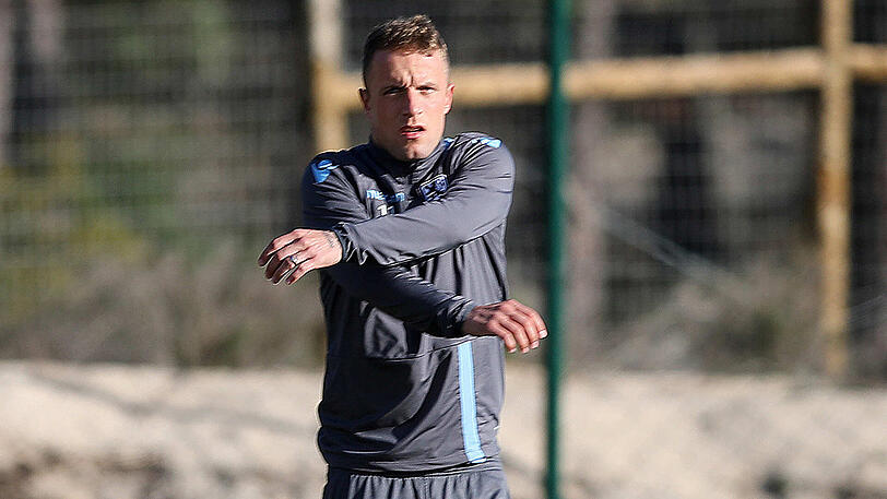 Bevor es zum Ausflug nach Lissabon ging, schufteten die Löwen nochmal im Training. Acht mehr oder weniger angeschlagene Spieler fehlten dabei. Beim Fußball-Tennis triumphierte wie am Vortag das Team um Ivica Olic - mit Romuald Lacazette, Daylon Claasen, Maximilian Wittek und dem ekstatisch mit Wasserflaschen-Pokal feiernden Sebastian Boenisch.