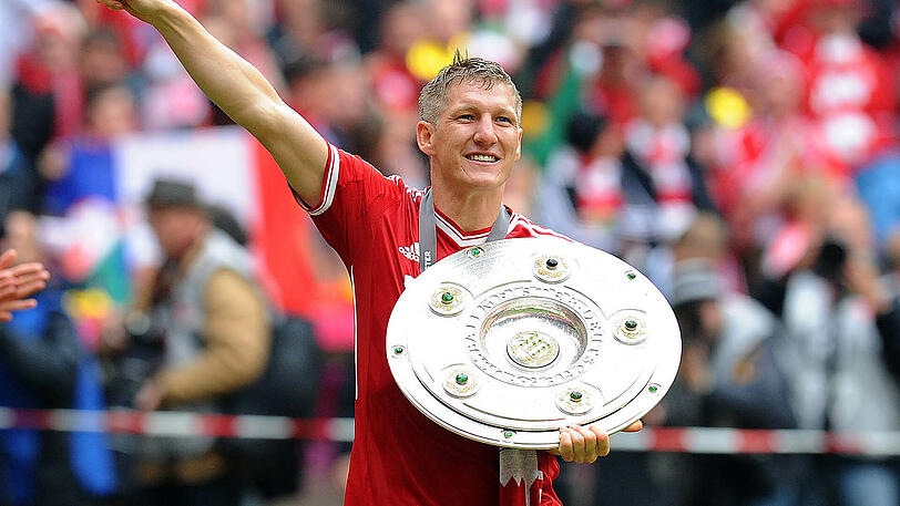Bastian Schweinsteiger mit der Meisterschale.