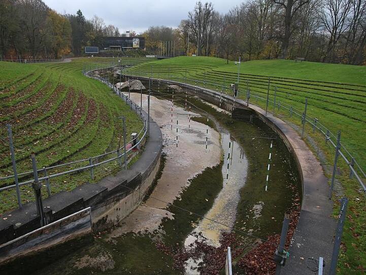 Im Trocknen liegt die künstliche Kanuslalom-Strecke im Olympiapark in Augsburg. Foto: Karl-Josef Hildenbrand/dpa/Archivbild