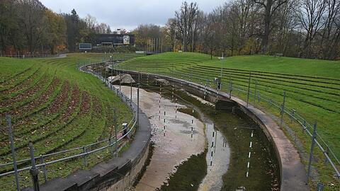 Im Trocknen liegt die künstliche Kanuslalom-Strecke im Olympiapark in Augsburg. Foto: Karl-Josef Hildenbrand/dpa/Archivbild
