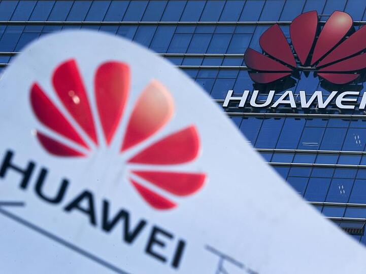 Die USA hatten Huawei auf eine schwarze Liste von Unternehmen gesetzt, deren Geschäftsbeziehungen zu US-Partnern strengen Kontrollen unterliegen.