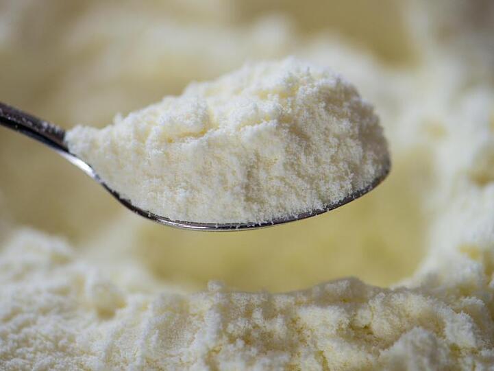 Die Organisation Foodwatch hat in Milchpulver von mehreren Herstellern Mineralöl-Rückstände gefunden.